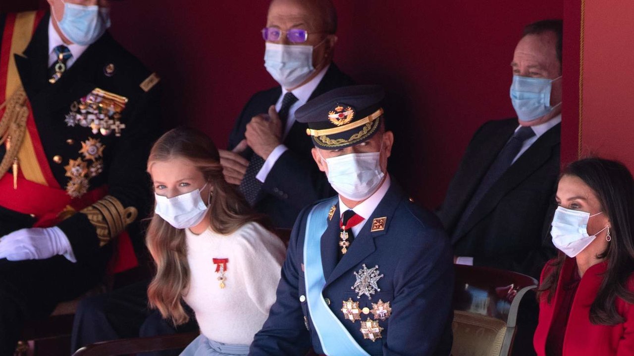 La princesa Leonor y los reyes Felipe y Letizia, en la parada militar del 12 de octubre de 2020. 