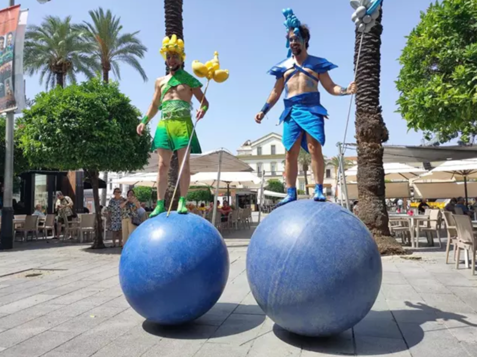 Dos de los personajes del pasacalles del Festival de Mérida dedicado al dios Poseidón que desfilará cada sábado durante los meses de julio y agosto.