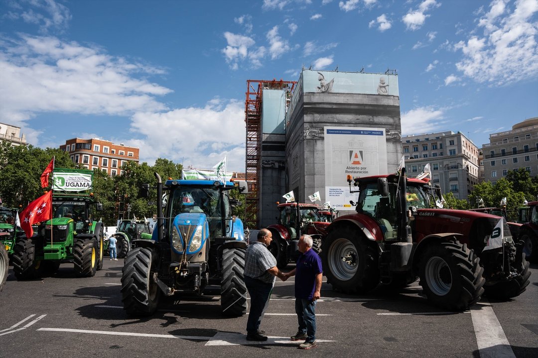 Un hombre en un tractor durante una tractorada convocada por la Unión de Uniones de Agricultores y Ganaderos, a 5 de julio de 2023, en Madrid (España).