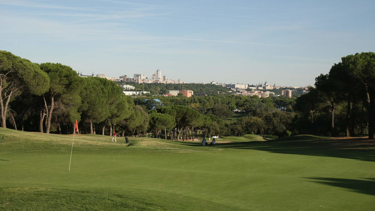 Los tres campos de golf atacados por ecologistas en Madrid usan para el riego agua de las cisternas.