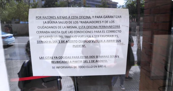 La oficina de extranjería cerrada gracias a la denuncia de Csif Girona. .