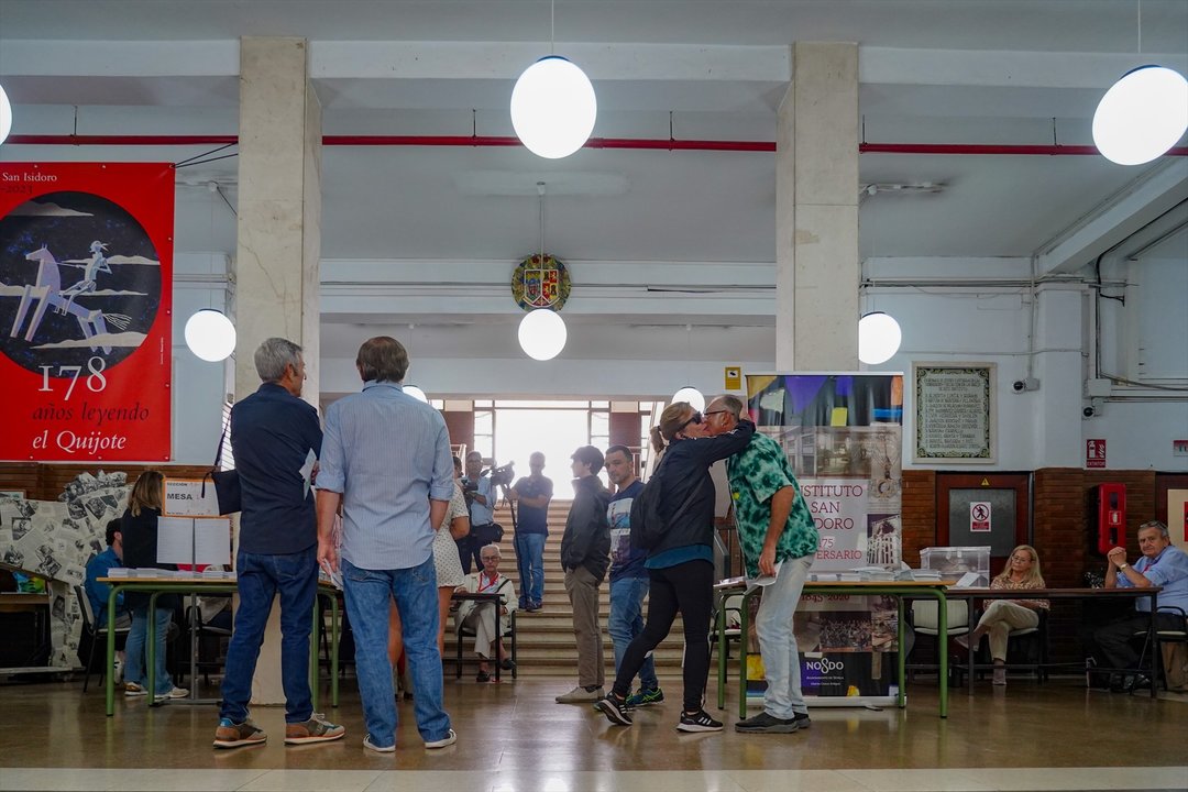 Ciudadanos ejerciendo el derecho al voto en un colegio electoral, a 28 de mayo de 2023, en Sevilla, (Andalucía, España). 