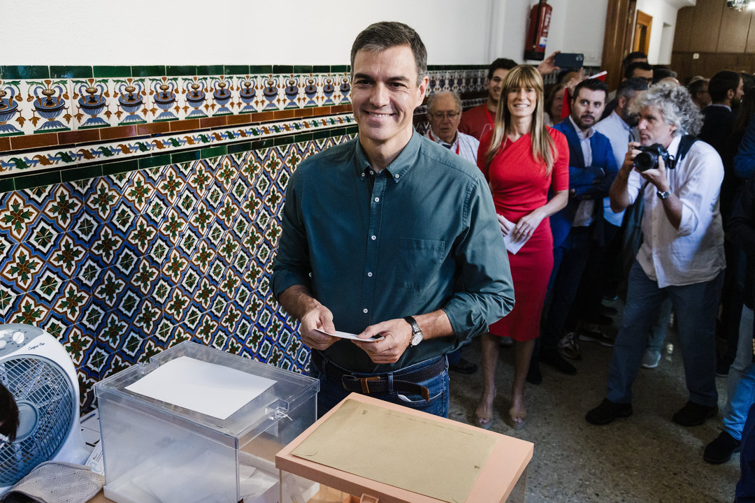 Pedro Sánchez vota en las elecciones generales.