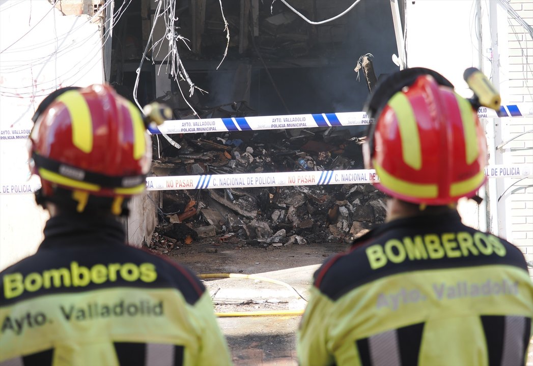 Bomberos frente al inmueble tras el incendio por una explosión de gas, en la calle Goya de Valladolid, a 2 de agosto de 2023, en Valladolid, Castilla y León (España). Fuente: E.P.