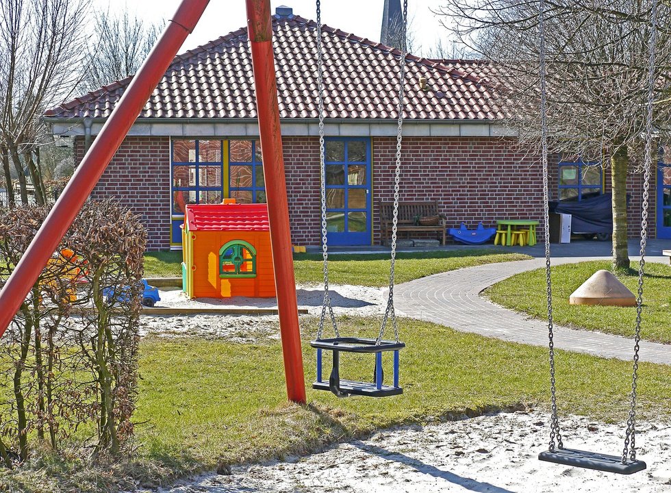 Imagen de archivo de un parque con columpios.
