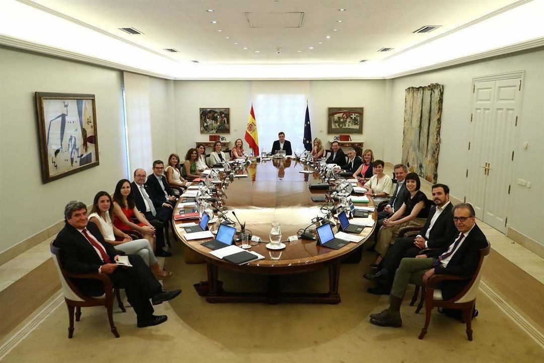 El presidente del Gobierno, Pedro Sánchez, Junto a sus tres vicepresidentas y al resto de sus ministros en el transcurso de la reunión del Consejo de Ministros.