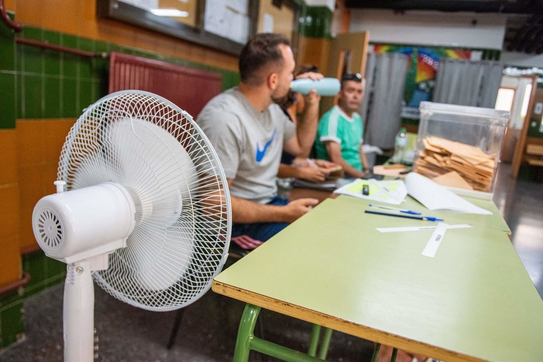 Los ventiladores que aliviaron el calor el 23J se conservarán junto a las urnas para otras elecciones.