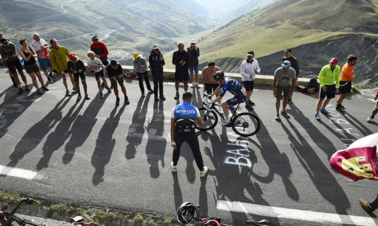 Los aficionados animan a un corredor de la Vuelta durante la etapa de este sábado. (LAVUELTA).