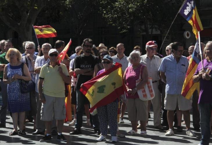 Personas en contra del pancatalanismo.