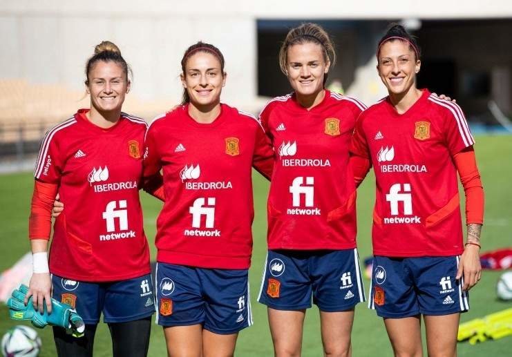 Las jugadoras de la Selección de fútbol absoluta: Sandra Paños, Alexia Putellas, Irene Paredes y Jennifer Hermoso.