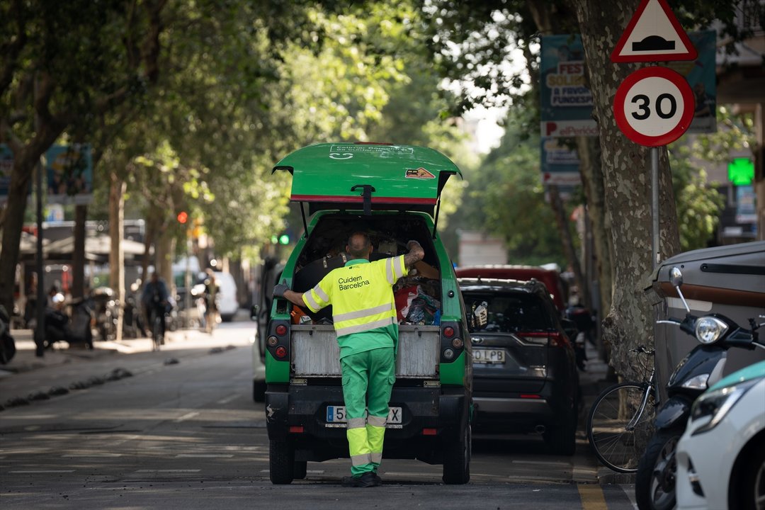 Un trabajador recogiendo la basura en Barcelona durante una ola de calor este verano.