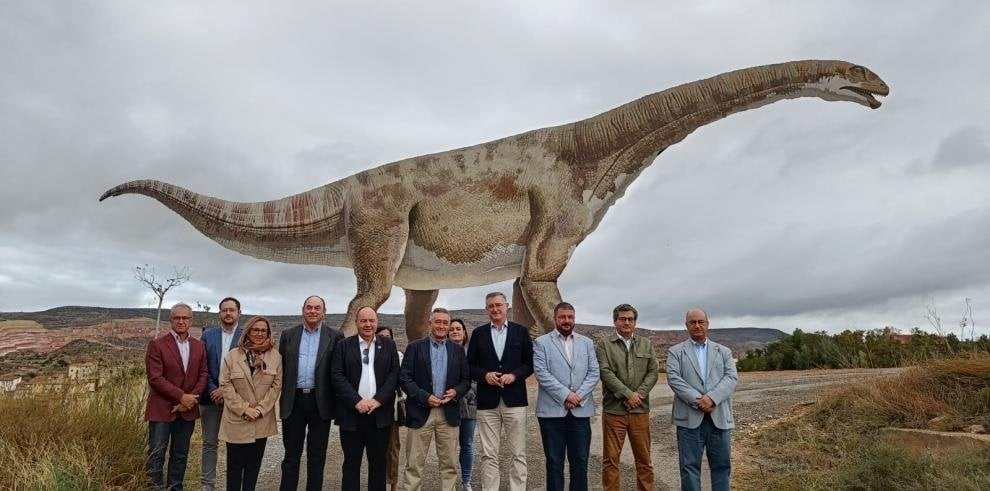 Un 'Turiasaurus' a tamaño natural, el de mayor tamaño de Europa, "camina" en Riodeva (Teruel) (Foto: Gobierno de Aragón).