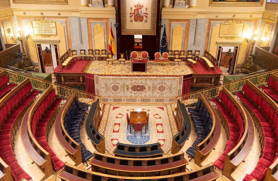 Vista del estrado preparado en el hemiciclo para la jura de la Constitución la Princesa de Asturias.
