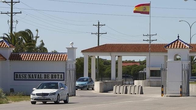 Acceso a la base naval de Rota. 