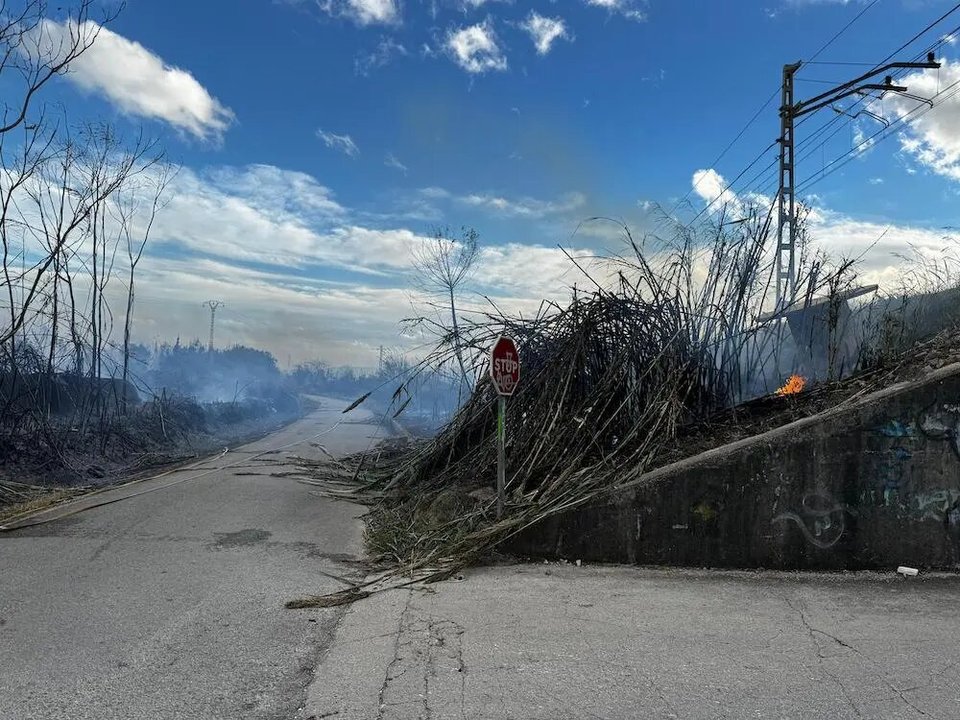 Un incendio en el polígono Alcodar obliga a cortar la línea C-1 de Cercanías entre Gandia y Xeraco