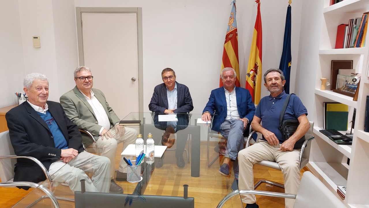 En el centro, el conseller valenciano de Educación