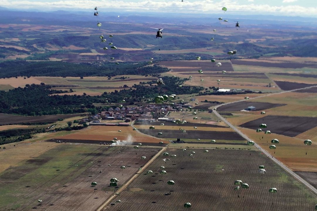 Salto paracaidista de la Bripac (Foto- Fotografía Ángel Tejedor : DECET). 