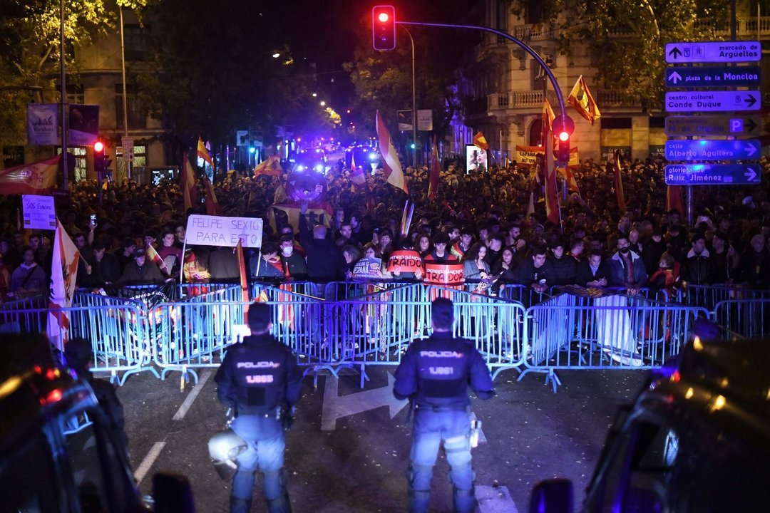 Dos policías frente a una barricada de los manifestantes concentrados en la sede del PSOE en la calle Ferraz de Madrid, a 7 de noviembre de 2023. 