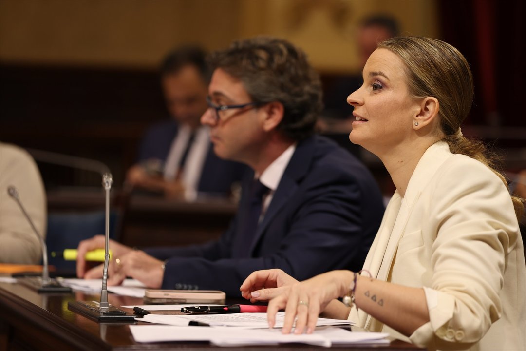 La presidenta del Govern balear, Marga Prohens, durante un pleno en el Parlament balear, a 14 de noviembre de 2023, en Palma de Mallorca