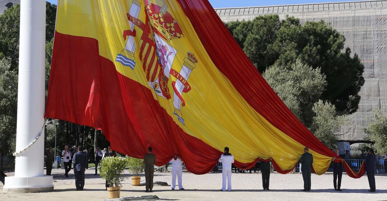 Un izado solemne de bandera en la Plaza de Colón, en Madrid. 