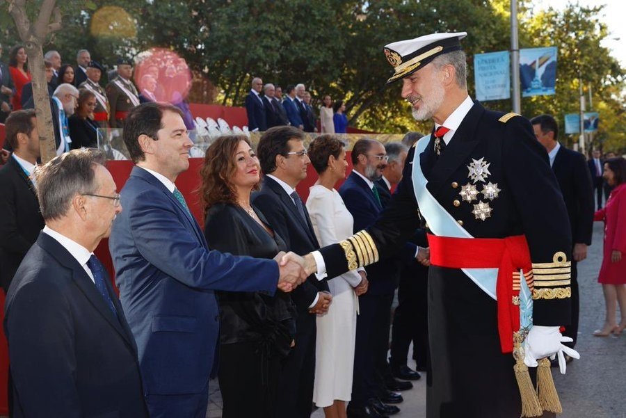 El Rey Felipe VI saluda al presidente de la Junta, Alfonso Fernández Mañueco, durante el desfile militar con motivo de la Fiesta Nacional de 2022.
