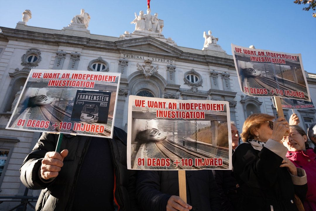 Varias personas con carteles en los que piden una investigación independiente durante una manifestación de la Asociación Plataforma de Víctimas Alvia 04155