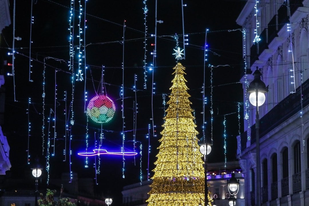 Árbol de Navidad encendido en la Puerta del Sol.