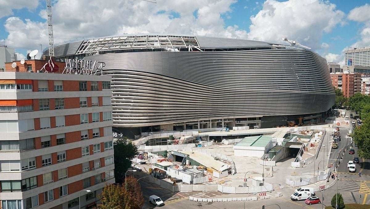 Imagen exterior de la fachada de lamas del Santiago Bernabéu 