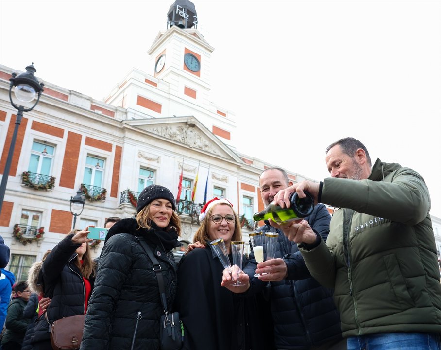 Varias personas celebran con bebida las Preuvas en la Puerta del Sol, a 30 de diciembre de 2022, en Madrid (España).