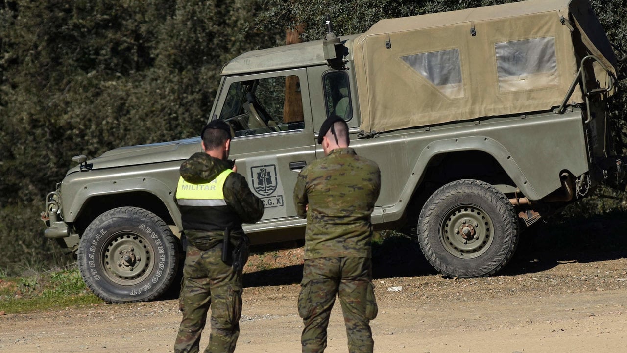 Militares acordonando el lugar donde buscan a dos militares desaparecidos de la base de Cerro Muriano. A 21 de diciembre de 2023, en Córdoba (Andalucía, España). (Foto de archivo). 