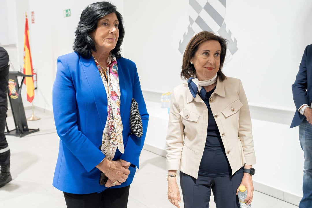 La directora del Centro Nacional de Inteligencia, Esperanza Casteleiro (i), y la ministra de Defensa, Margarita Robles (d).