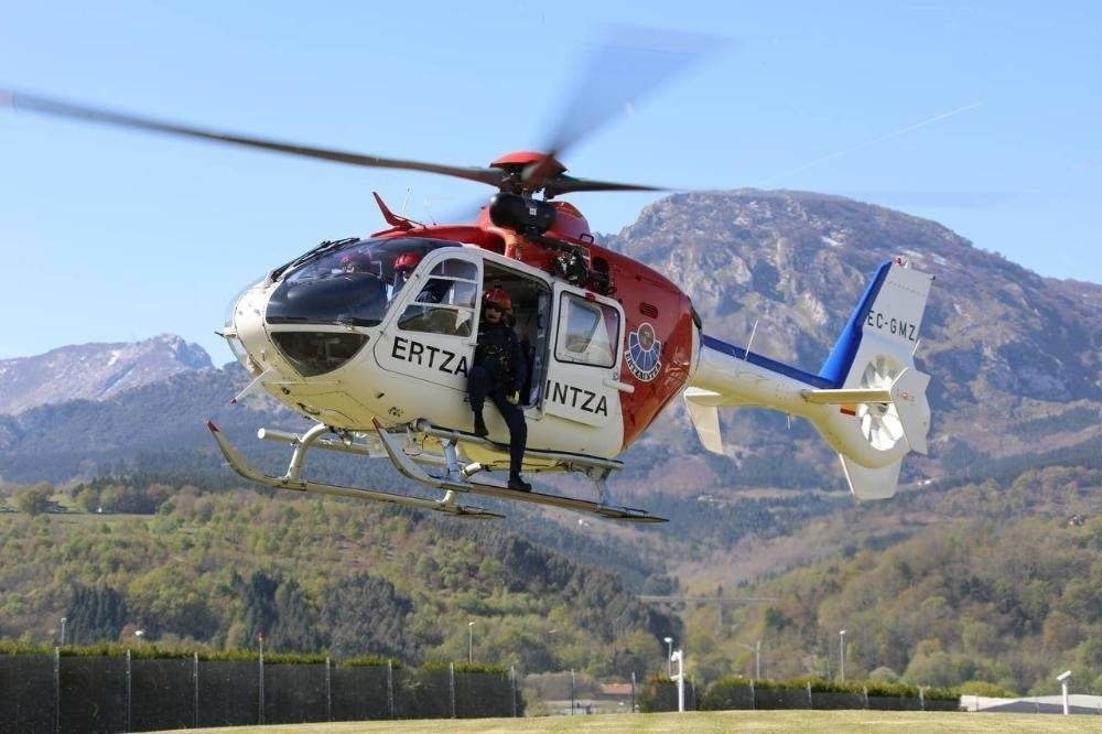 Uno de los helicópteros de la Ertzaintza realiza labores de rescate en montaña : ERTZAINTZA 