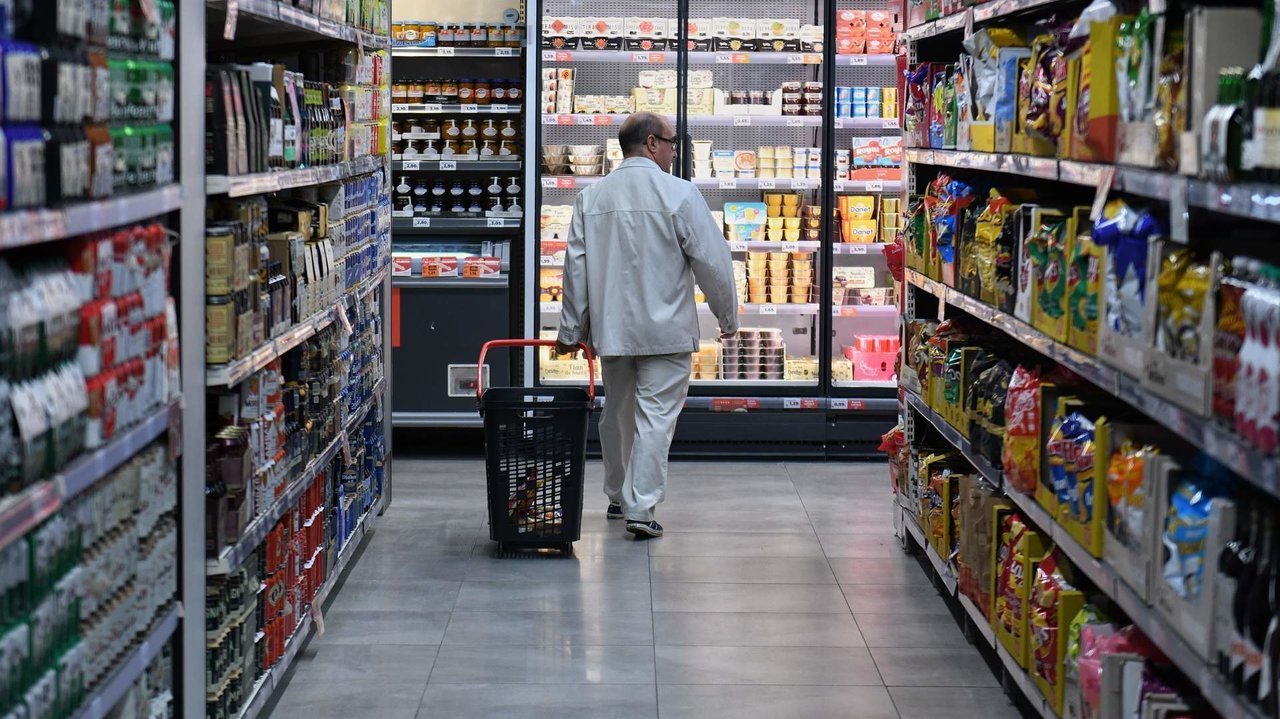 Un hombre hace la compra en un supermercado de Madrid. Fernando Sánchez : Europa Press 