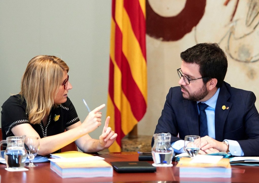 La ex consellera de la Presidencia, Elsa Artadi, conversa con el entonces vicepresidente de la Generalitat, Pere Aragonès. 
