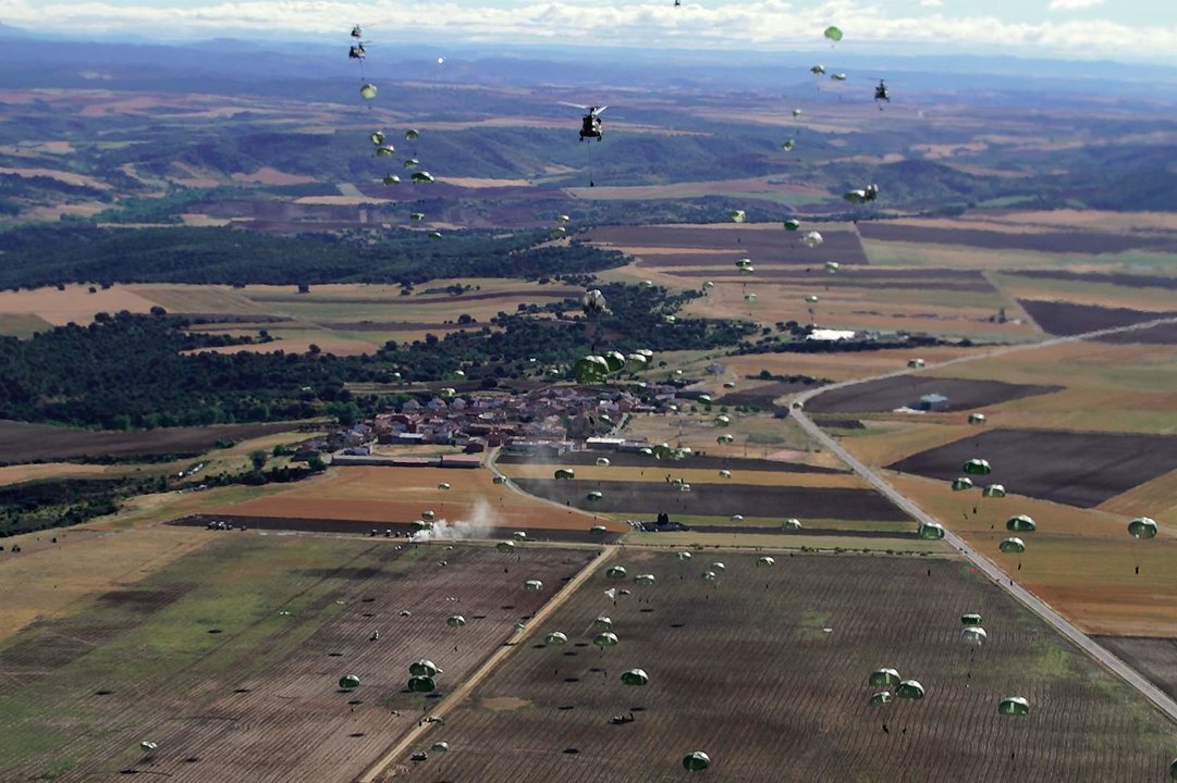 Imagen de archivo de un salto paracaidista de la Bripac (Foto- Fotografía Ángel Tejedor : DECET). 