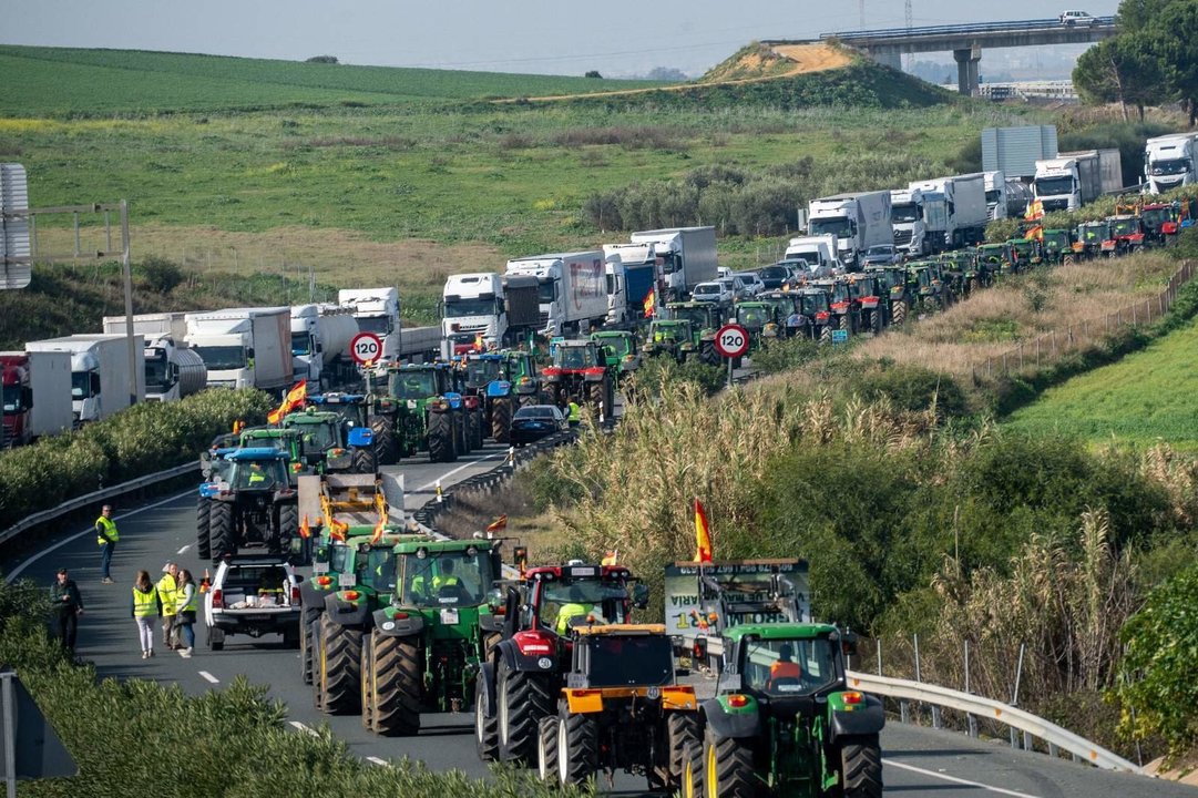 Agricultores y ganaderos en Andalucía cortan la A4 a la altura de Carmona con tractores. 