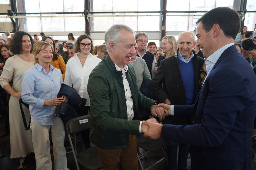 Saludo entre el Lehendakari, Iñigo Urkullu, y el candidato del PNV a Lehendakari, Imanol Pradales en Landako Gunea en Durango (Bizkaia).