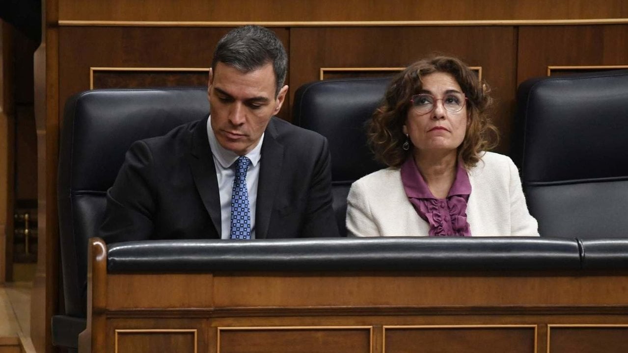 El presidente del Gobierno, Pedro Sánchez y la vicepresidenta primera del Gobierno y ministra de Hacienda, María Jesús Montero, 