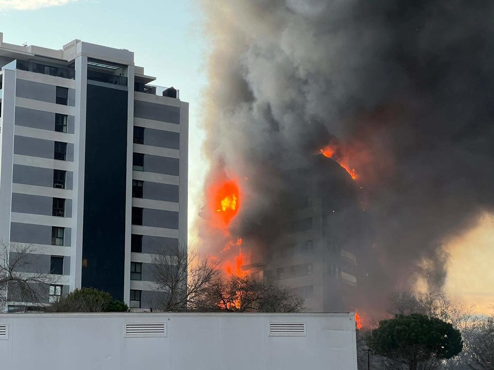 Incendio en un edificio de Campanar, en Valencia. 