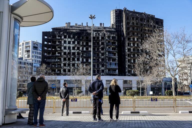 El día después al incendio de un edificio en Valencia.