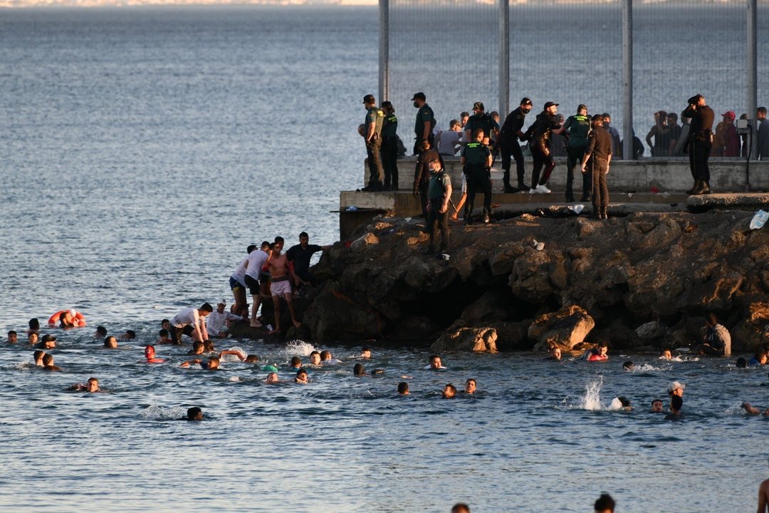 Entrada ilegal de inmigrantes en Ceuta por la playa del Tarajal en mayo de 2021. 