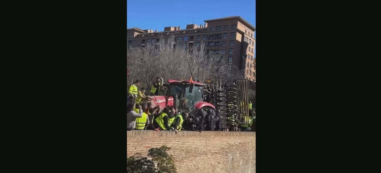 Incidente entre agricultores y policías ante las Cortes de Aragón. 