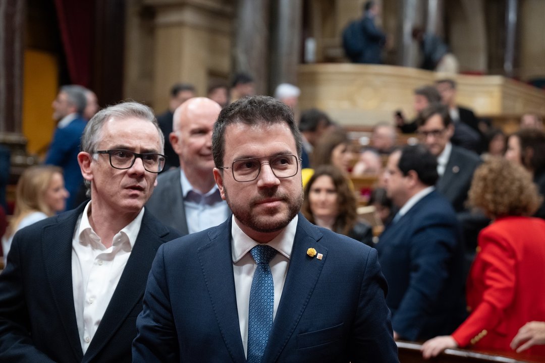 El presidente de la Generalitat, Pere Aragonès (c), a su salida del pleno del debate a la totalidad de Presupuestos 2024 en el Parlament, a 13 de marzo de 2024, en Barcelona, Catalunya (España).