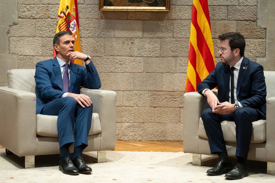 Archivo - El presidente del Gobierno, Pedro Sánchez (i), y el president de la Generalitat de Catalunya, Pere Aragonès (d), se reúnen en el Palau de la Generalitat. 