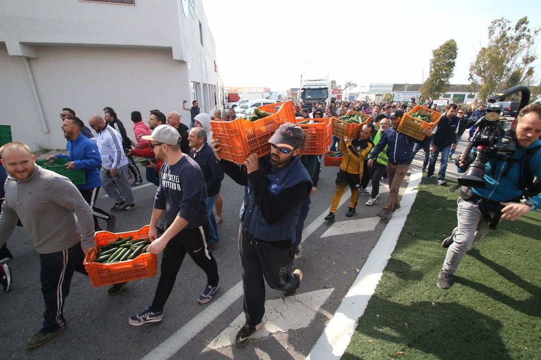 En 2020, un grupo de agricultores cortó la A-7 en El Ejido (Almería) como protesta por la situación del sector hortofrutícola (Foto: Rafael González / Europa Press)