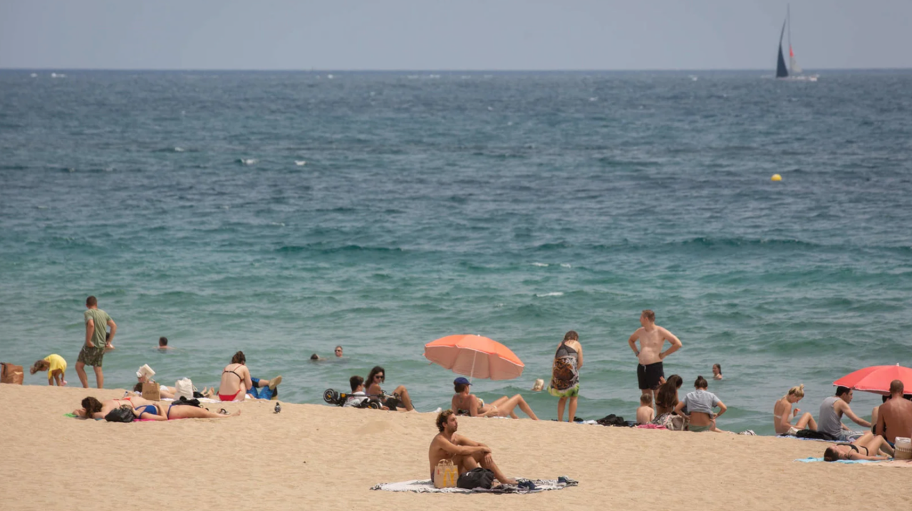 Barcelona aprobó la prohibición de fumar en todas las playas en julio de 2022. Foto: David Zorrakino / Europa Press