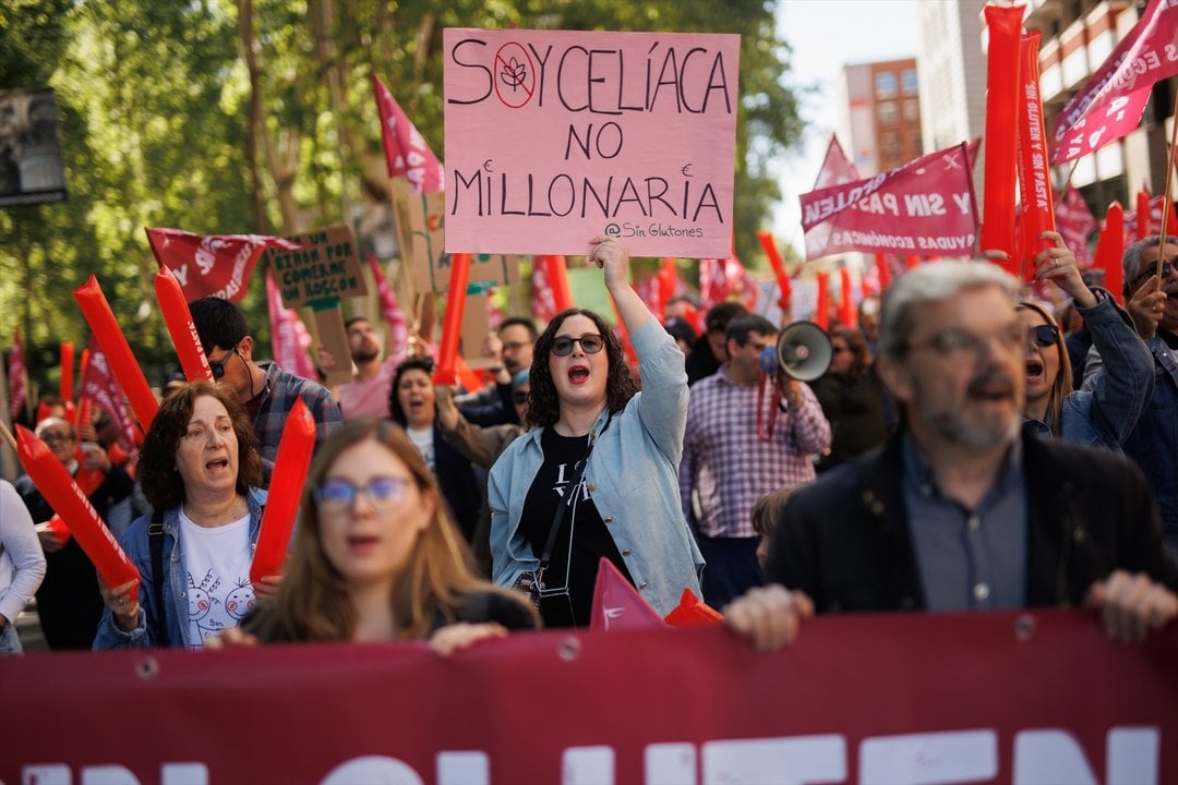 Varias personas protestan durante una manifestación de la Asociación de Celíacos y Sensibles al Gluten, a 21 de abril de 2024, en Madrid (España).