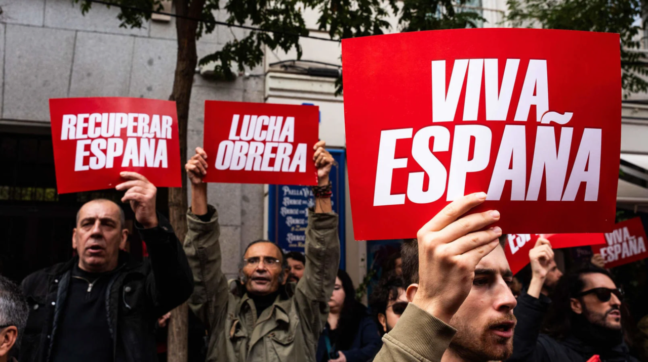 Varias personas protestan con carteles durante una manifestación convocada por Frente Obrero en Madrid (Foto: Matias Chiofalo / Europa Press)