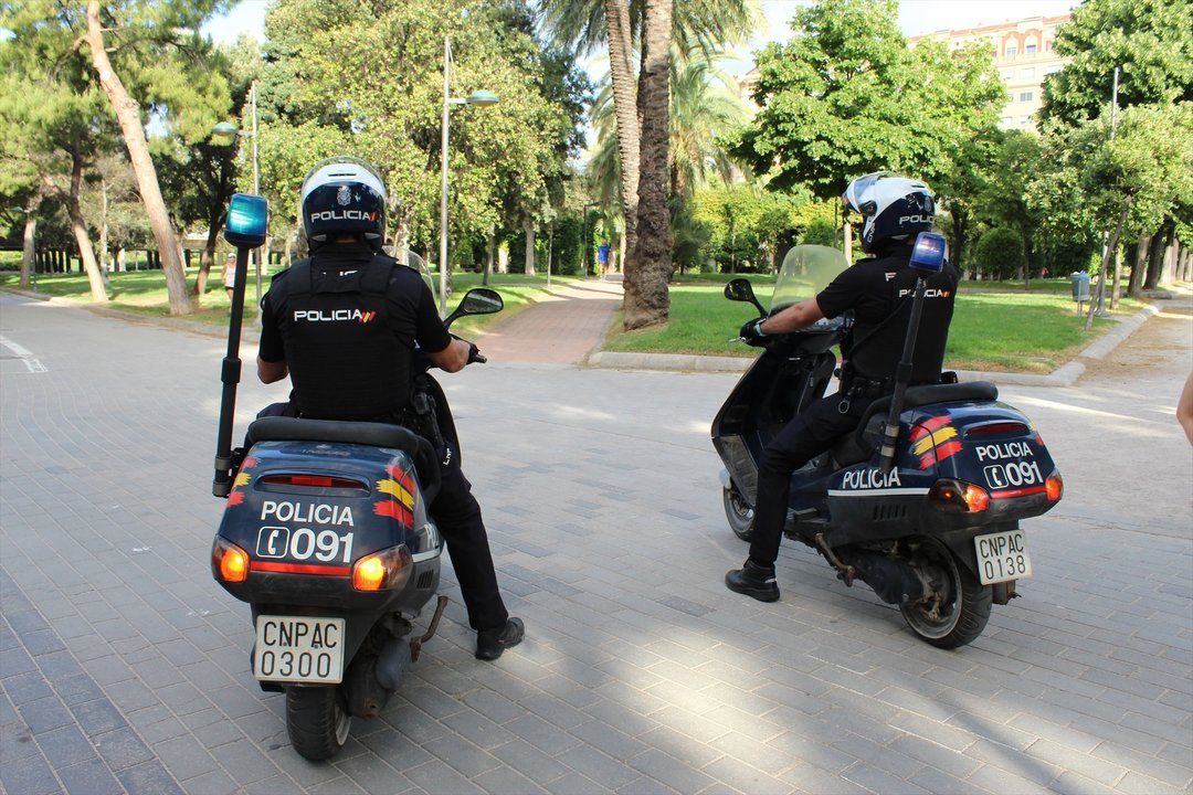 Dos agentes patrullan para evitar robos en viviendas. Europa Press.