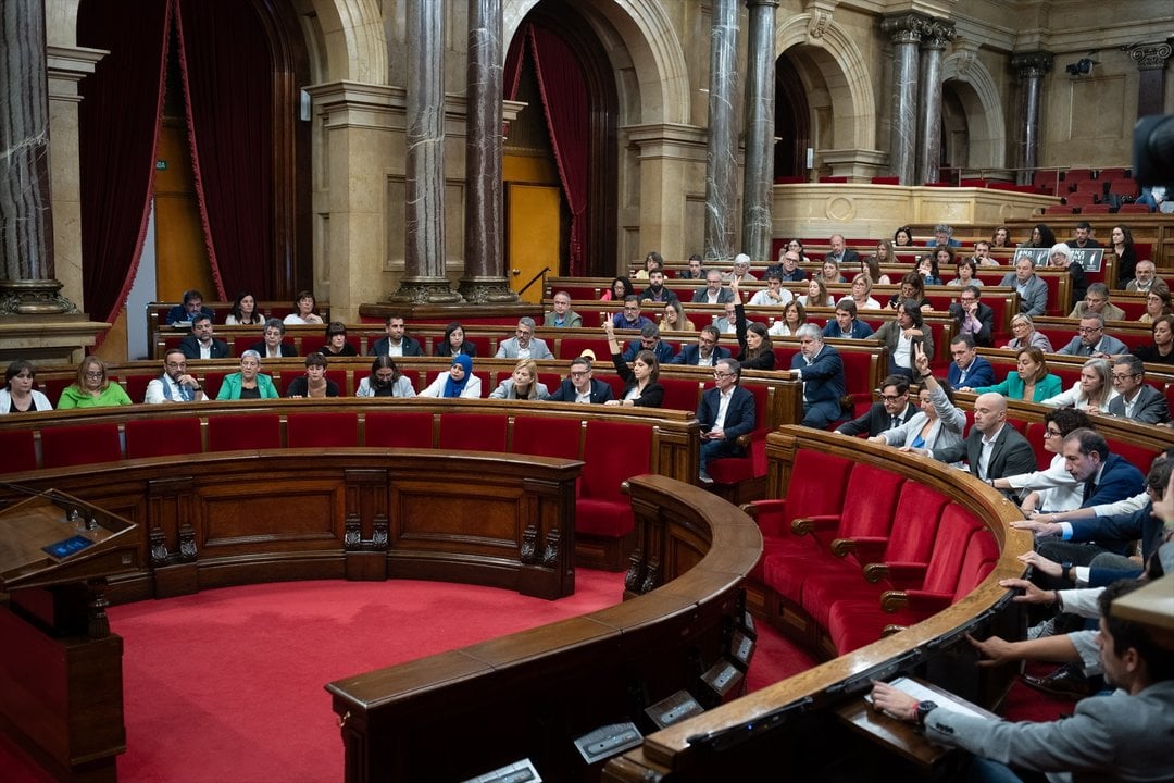 Archivo - Diputados durante una sesión plenaria en el Parlament de Catalunya. - David Zorrakino - Europa Press - Archivo